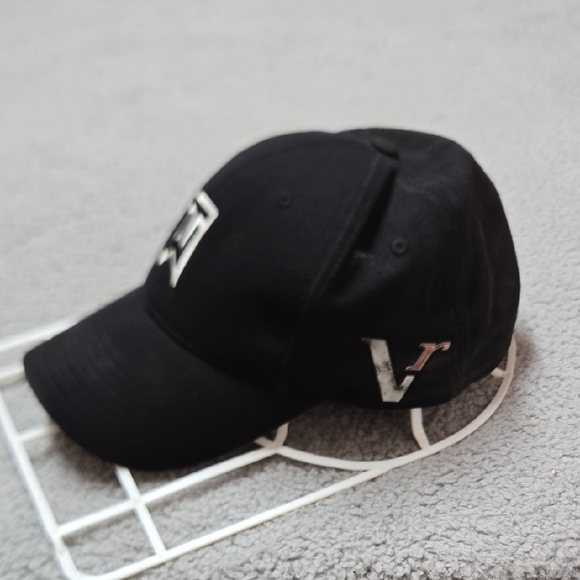 Classic Black Cap with Embroidered Logo - Picture 3 of 9